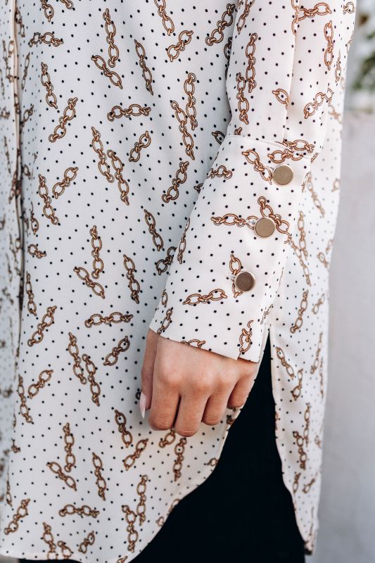Zoom sur la tunique Oum de la collection Ramadan Vibes d'ANAE, mettant en évidence le motif chaîne délicat.