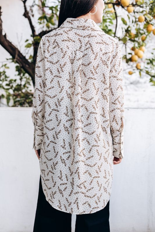 Tunique Oum d'ANAE de la collection Ramadan Vibes enveloppe la silhouette avec son motif chaîne sophistiqué et sa coupe fluide.