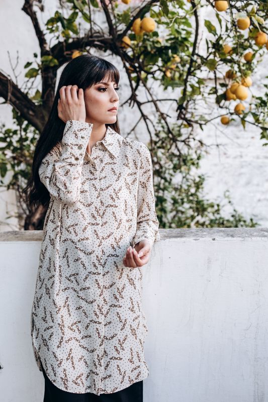 Tunique Oum d'ANAE de la collection Ramadan Vibes enveloppe la silhouette avec son motif chaîne sophistiqué et sa coupe fluide.