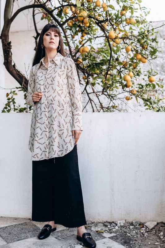 La tunique Oum d'ANAE, collection Ramadan Vibes, se distingue par son motif chaîne élégant et son col classique.