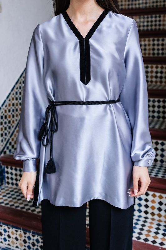 Blouse argentée élégante.