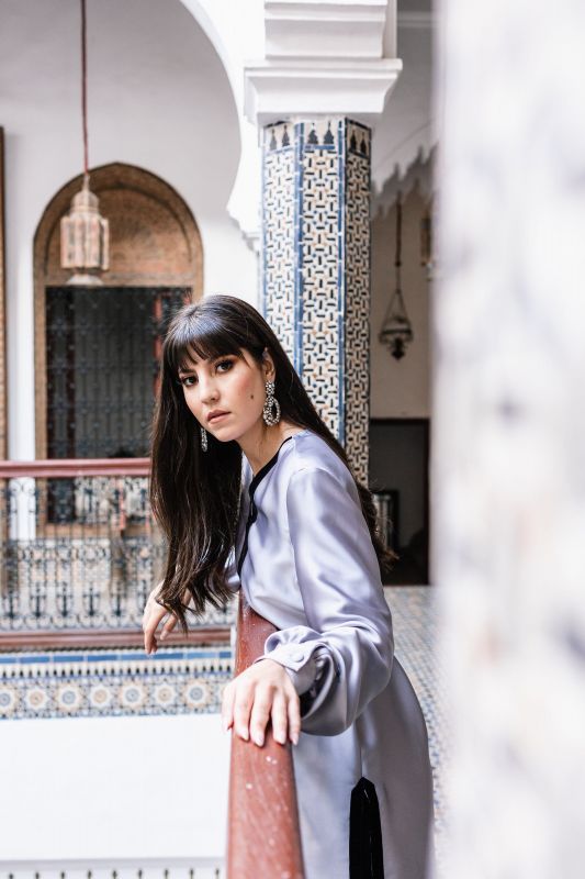 Élégante blouse grise pour femme.