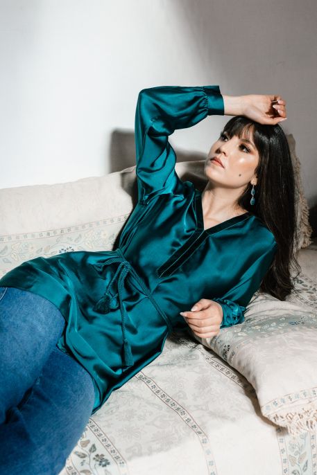 Élégante blouse vert foncé pour femme.