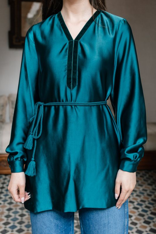 Blouse d'une couleur bleu foncé.