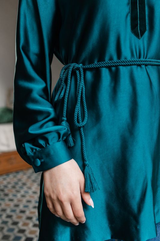 Blouse vert foncé profond pour femme, idéale pour une allure sophistiquée.