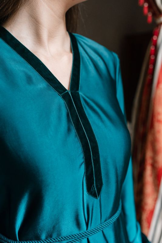 détails de la blouse bleu.