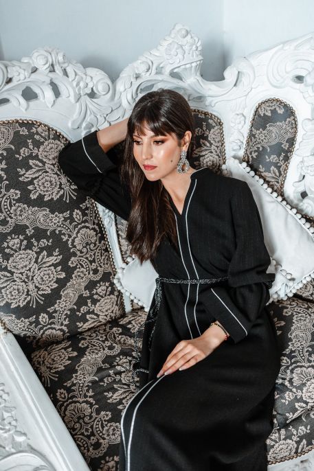 Caftan noir à manches longues en velours, orné de perles et de sequins pour un look glamour.