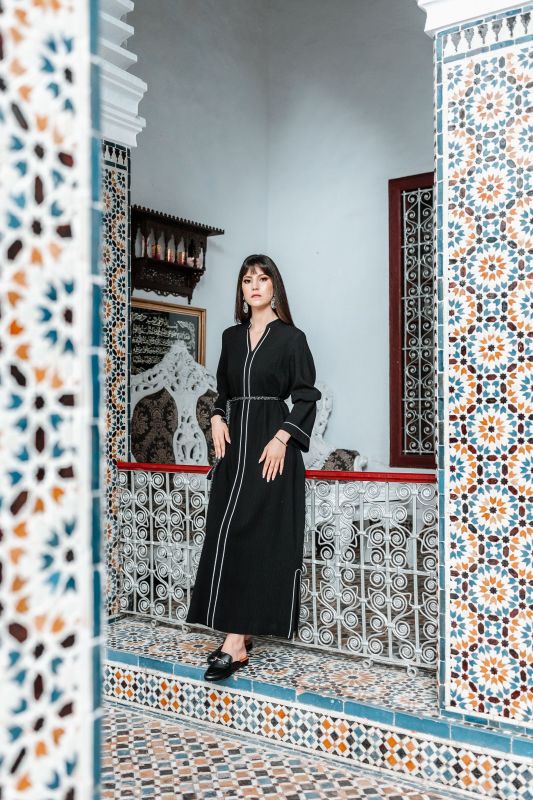 Un caftan noir traditionnel marocain, symbole d'élégance et de raffinement.