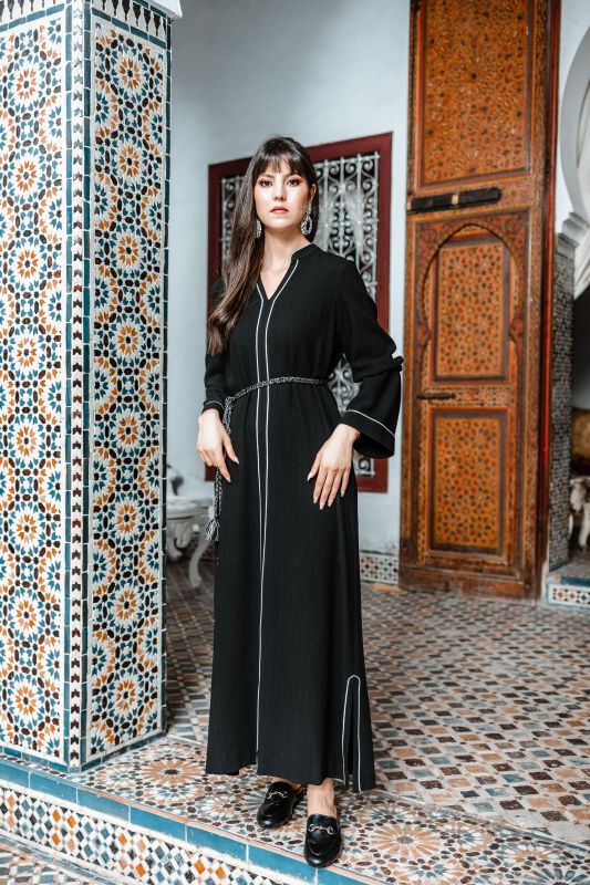 Caftan noir à la coupe moderne et épurée, mettant en valeur votre silhouette avec style.