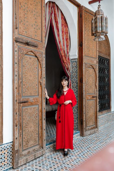 Élégant caftan rouge avec une ceinture noire