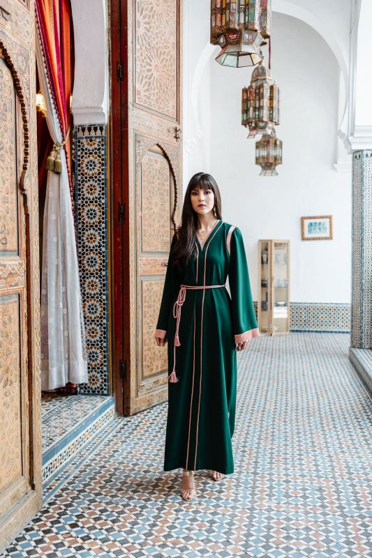 Caftan dans une teinte verte pour un look frais.