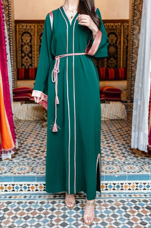 Détails du caftan : Couleur verte et ceinture rose élégante.