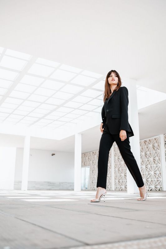 Un pantalon noir classique pour femmes, une tenue sobre et élégante.