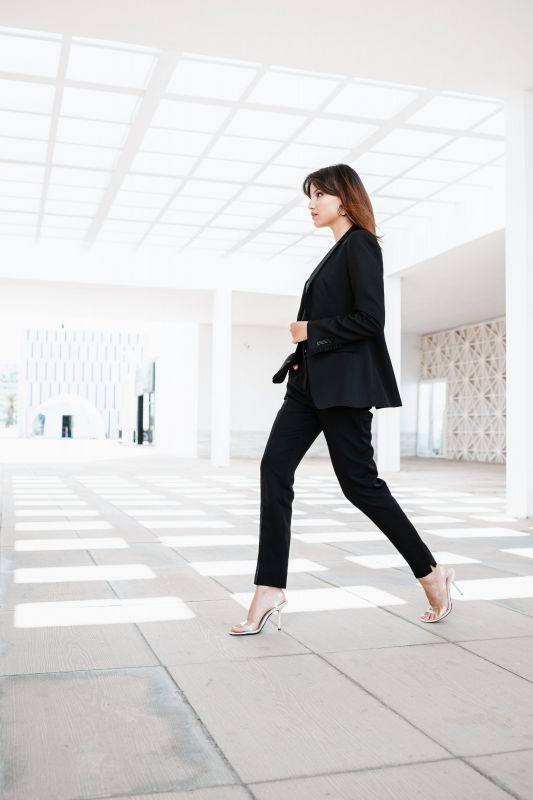 Pantalon classique noir pour femmes, un incontournable élégant.