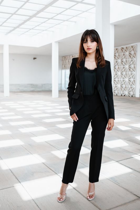 Un pantalon noir classique pour femmes, une tenue sobre et élégante.