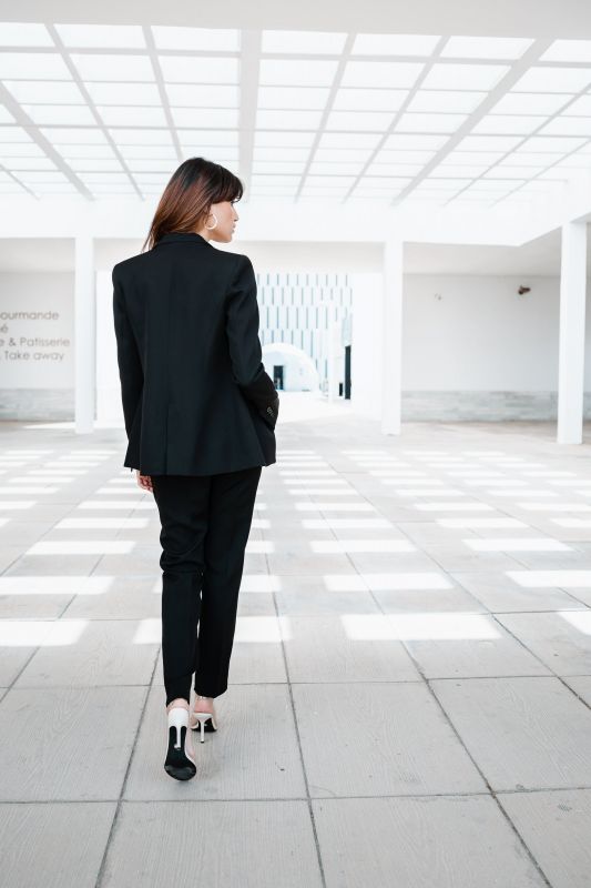 Un pantalon noir classique pour femmes, une tenue sobre et élégante.