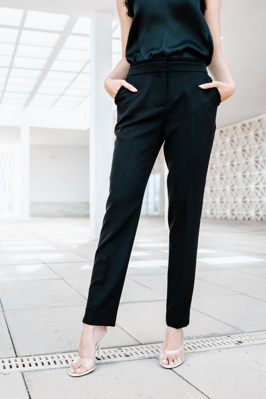 Pantalon noir intemporel, une option raffinée pour toutes les occasions.