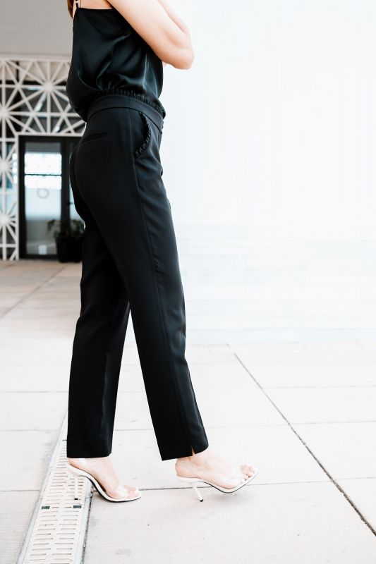 Pantalon noir intemporel, une option raffinée pour toutes les occasions.