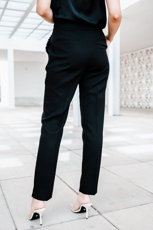 Détails du pantalon noir classique, une pièce polyvalente.