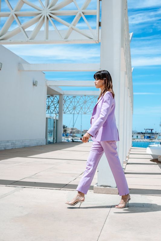 Pantalon classique violet pour femmes, une élégance intemporelle.