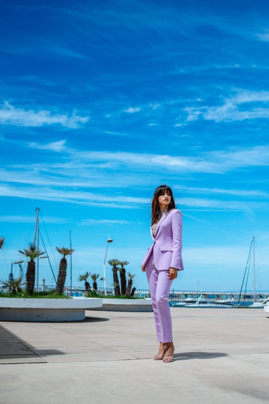Pantalon classique en violet, pour une allure sophistiquée.