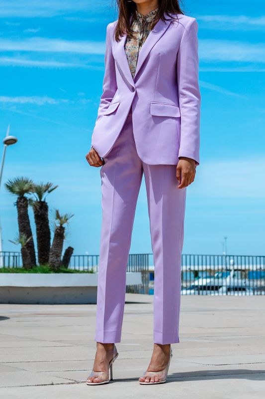 Un pantalon violet classique pour femmes, une tenue chic et raffinée.