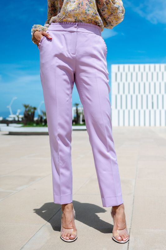 Détails du pantalon violet classique, une pièce polyvalente.