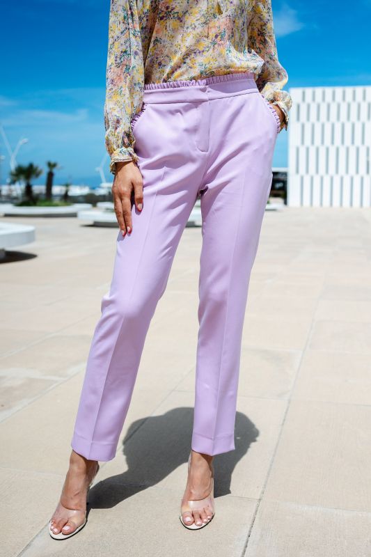 Détails du pantalon violet classique, une pièce polyvalente.