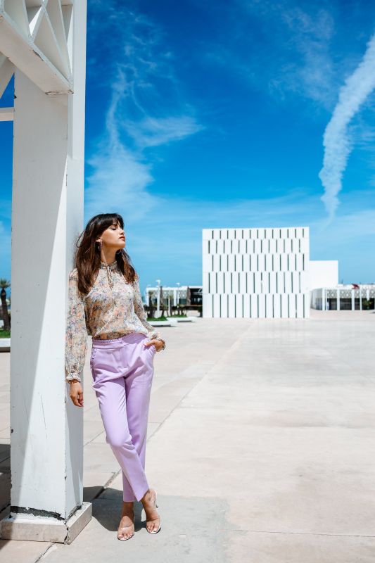 Pantalon classique en violet, pour une allure sophistiquée.
