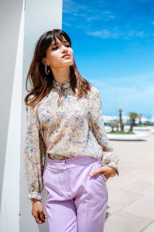 Élégante blouse colorée imprimée pour femme.