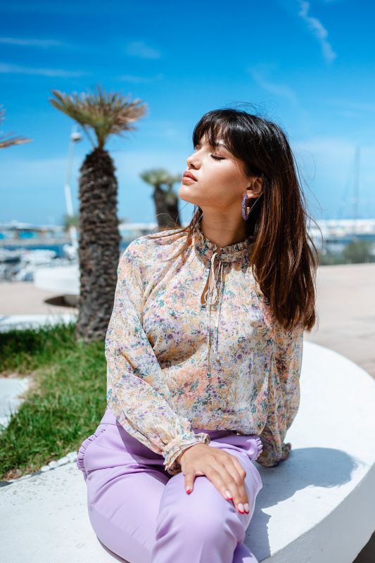 Blouse pour femme aux couleurs vives avec un motif imprimé.