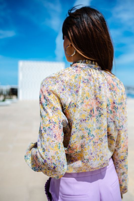 Blouse pour femme avec un design imprimé multicolore.