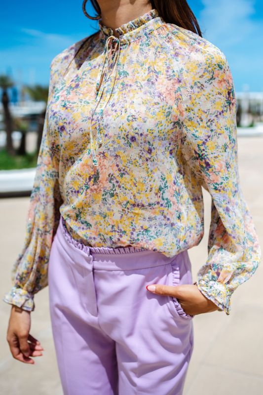 Détails de la blouse colorée imprimée pour femme, mettant en évidence son motif vibrant et ses finitions détaillées.
