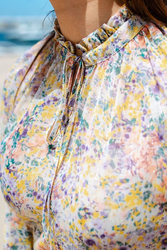 Détails de la blouse colorée imprimée pour femme, mettant en évidence son motif vibrant et ses finitions détaillées.