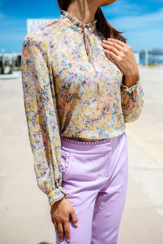 Détails de la blouse colorée imprimée pour femme, mettant en évidence son motif vibrant et ses finitions détaillées.