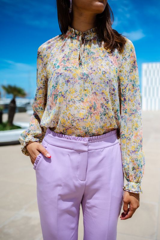 Détails de la blouse colorée imprimée pour femme, mettant en évidence son motif vibrant et ses finitions détaillées.