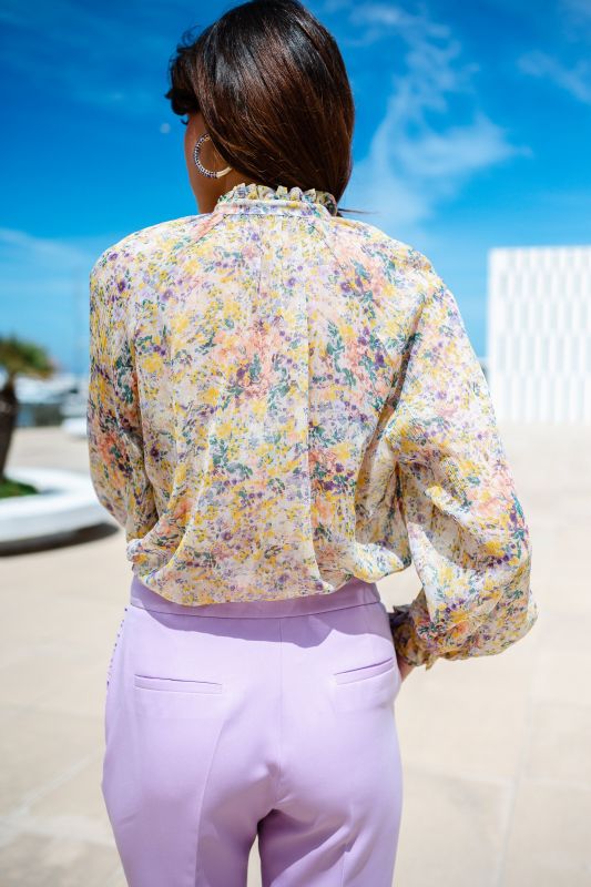 Détails de la blouse colorée imprimée pour femme, mettant en évidence son motif vibrant et ses finitions détaillées.