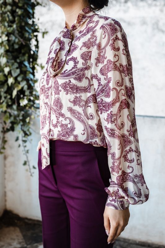 Détails de la tenue : Blouse avec des motifs de fleurs violet foncé
