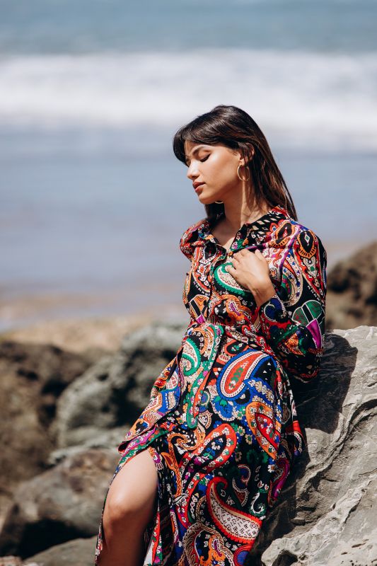 Détails de la robe à motif, une pièce unique et élégante.