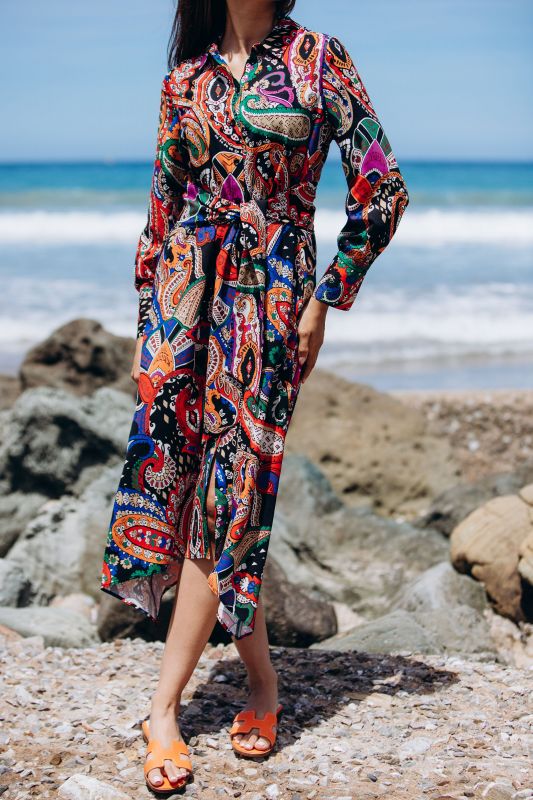 Détails de la robe à motif, une pièce unique et élégante.