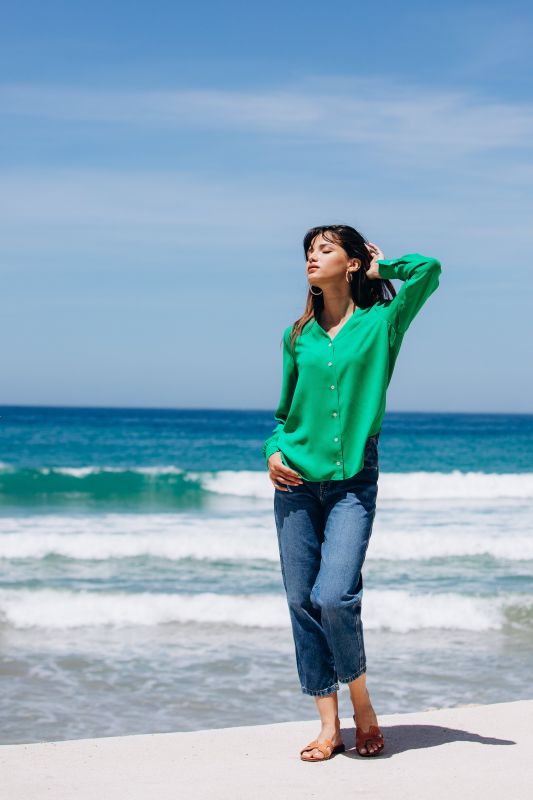 Blouse d'un vert uni pour une tenue décontractée.