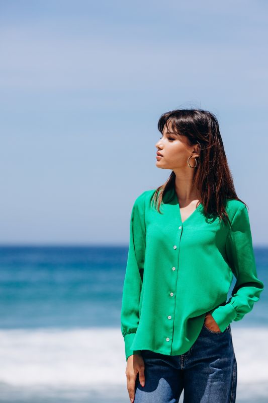 Élégante blouse verte pour femme.