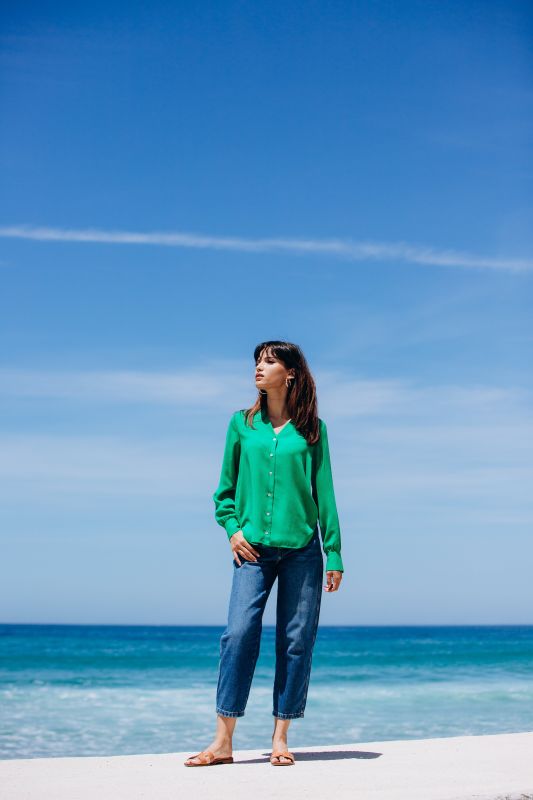 Blouse verte au charme minimaliste pour une allure raffinée.