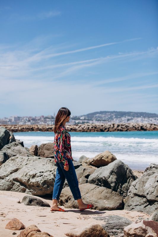 Blouse multicolore au style festif et original.