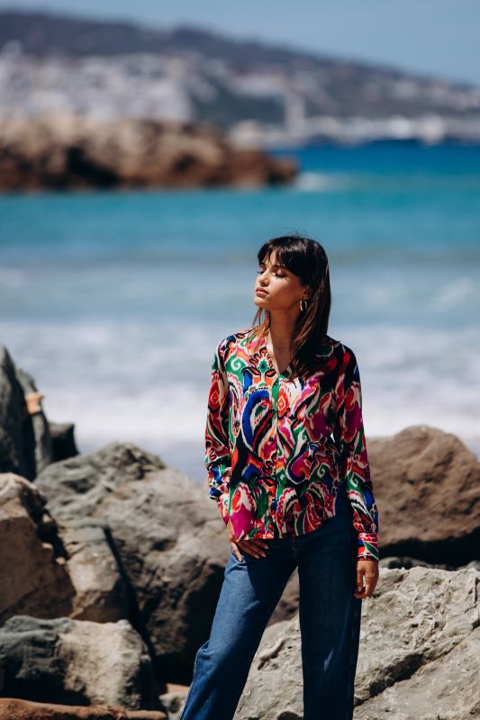 Élégante blouse multicolore pour femme.