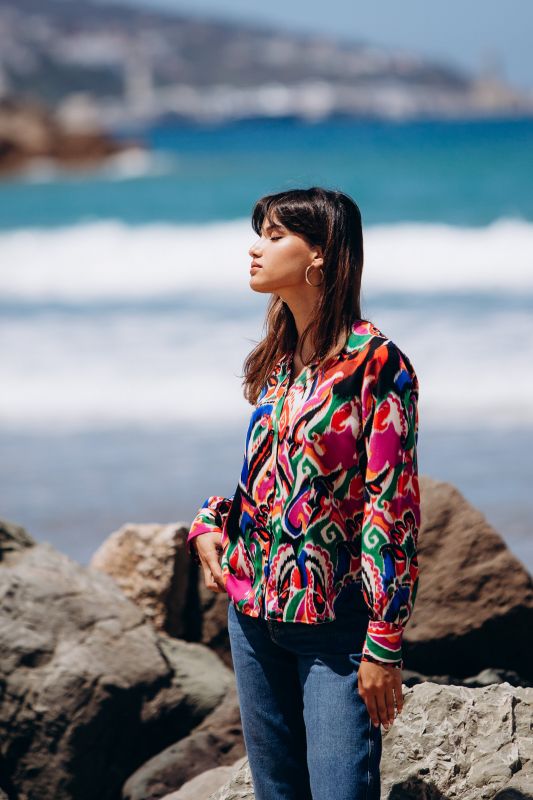Blouse aux couleurs vives pour un look dynamique.