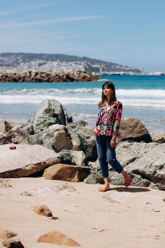 Blouse colorée pour une tenue gaie et pleine de vie.