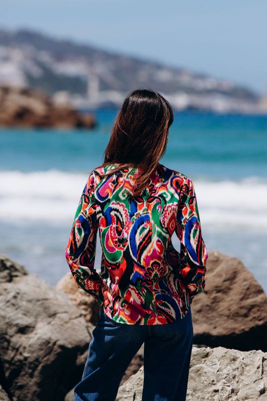 Élégante blouse multicolore pour femme.