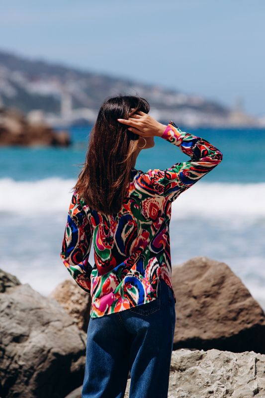 Élégante blouse multicolore pour femme.