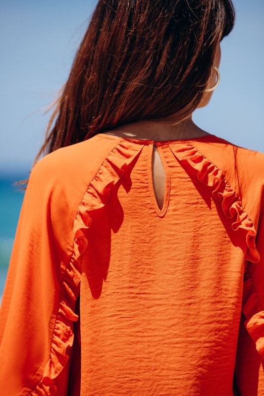 Détails du dos de la blouse orange
